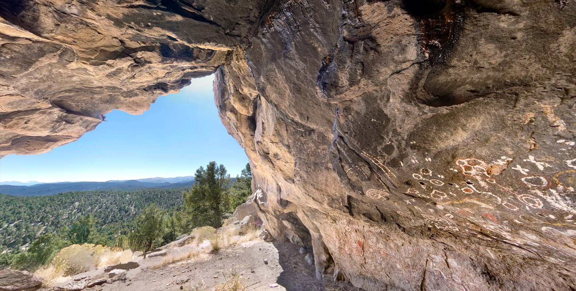 Double-click for full-screen view. Drag to rotate the point of view. Click the red hotspots to navigate the three different views.